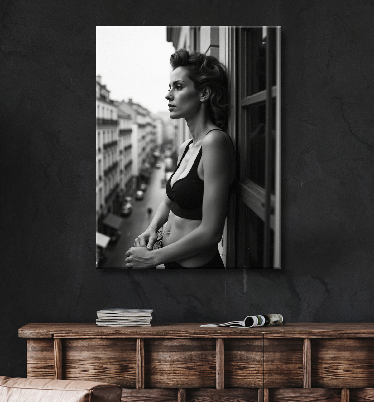 Femme au balcon – tableau noir et blanc intimiste avec decor