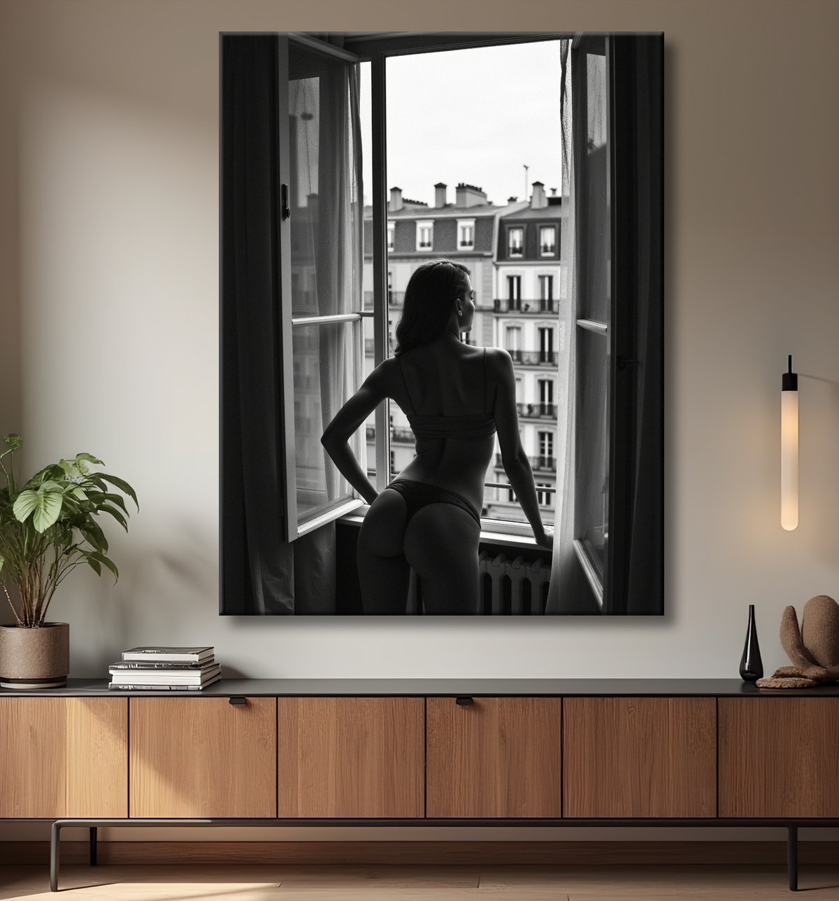 Femme au balcon – tableau noir et blanc intimiste avec decor