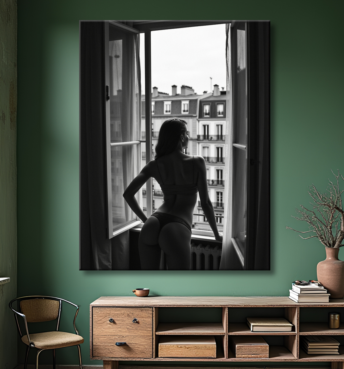 Femme au balcon – tableau noir et blanc intimiste avec decor