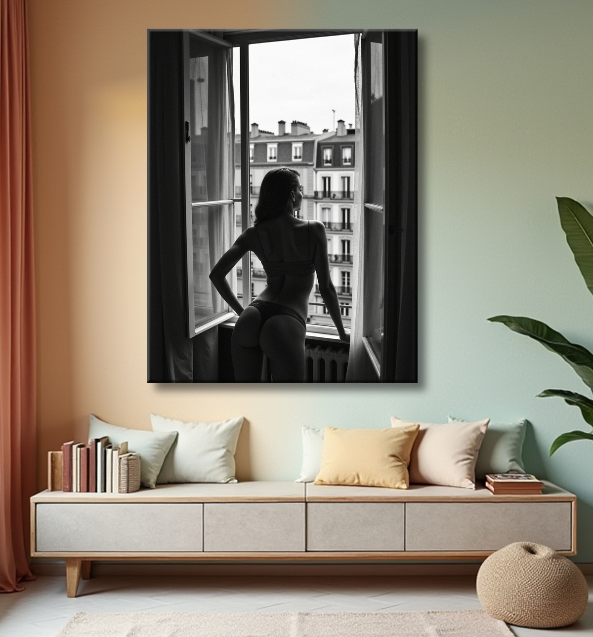 Femme au balcon – tableau noir et blanc intimiste avec decor