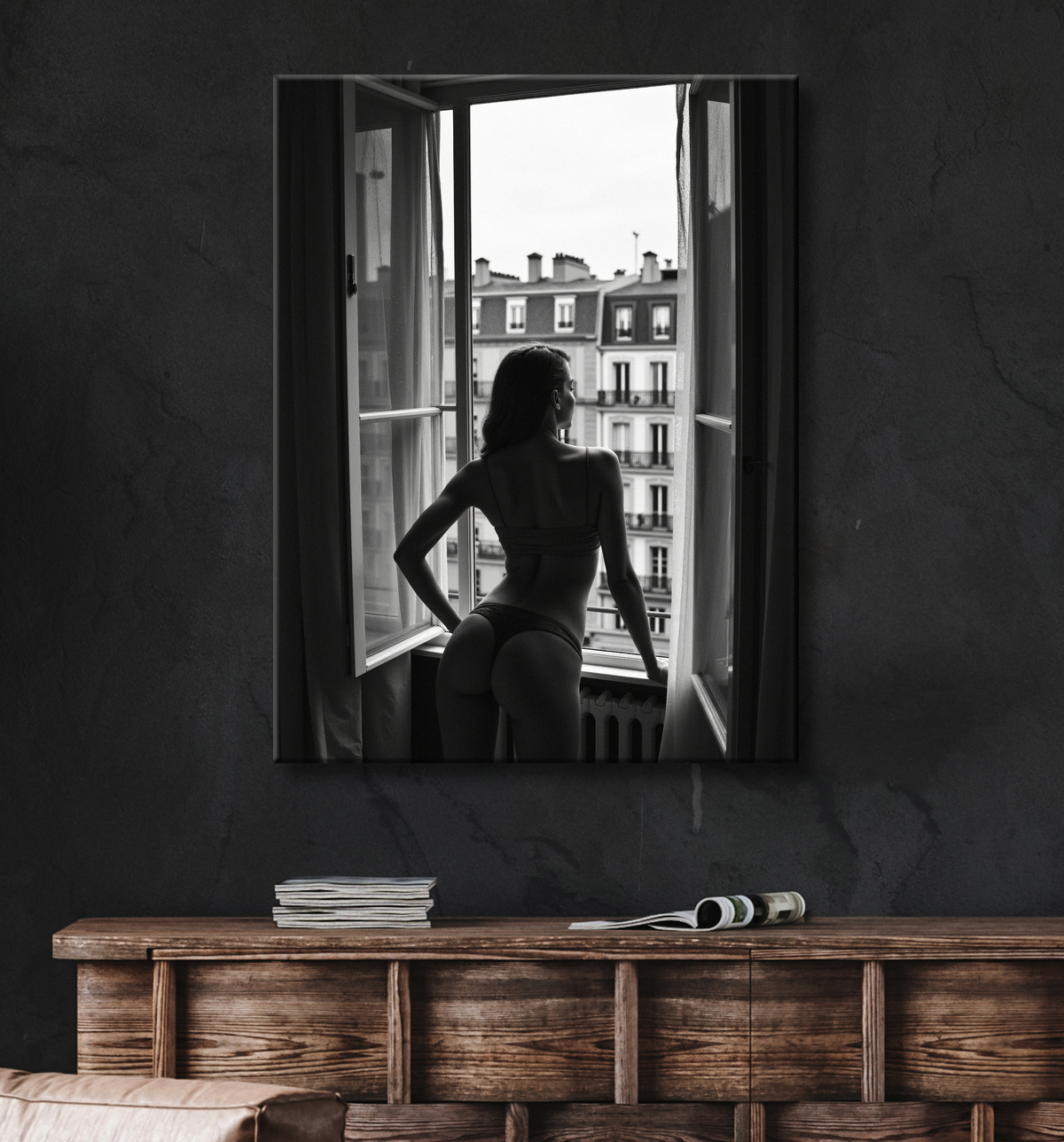 Femme au balcon – tableau noir et blanc intimiste avec decor