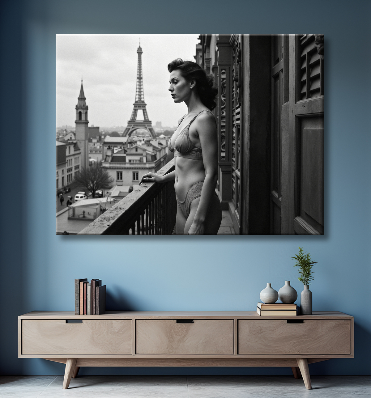 Femme au balcon – tableau noir et blanc intimiste avec decor