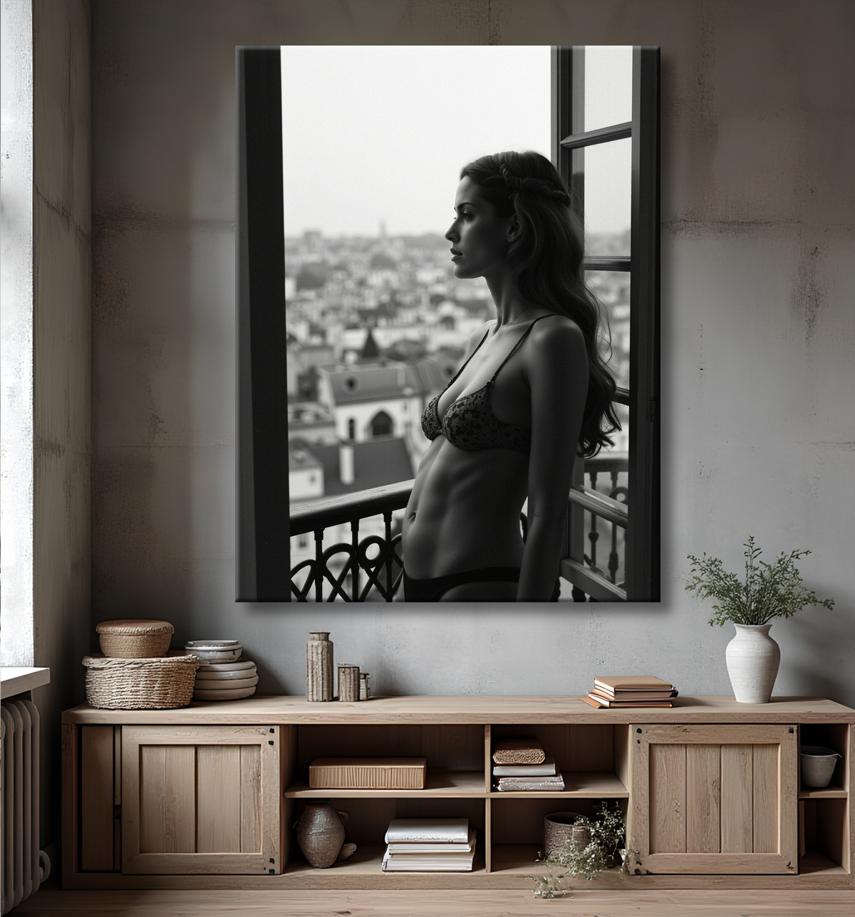 Femme au balcon – tableau noir et blanc intimiste avec decor