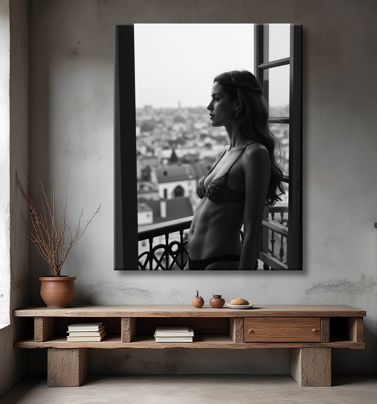 Femme au balcon – tableau noir et blanc intimiste avec decor