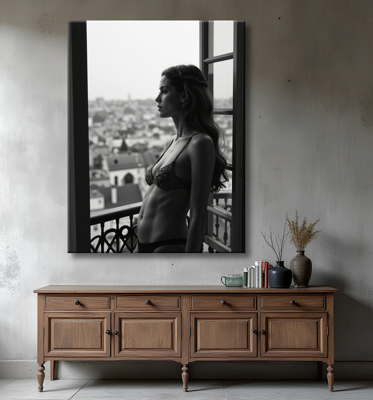 Femme au balcon – tableau noir et blanc intimiste avec decor