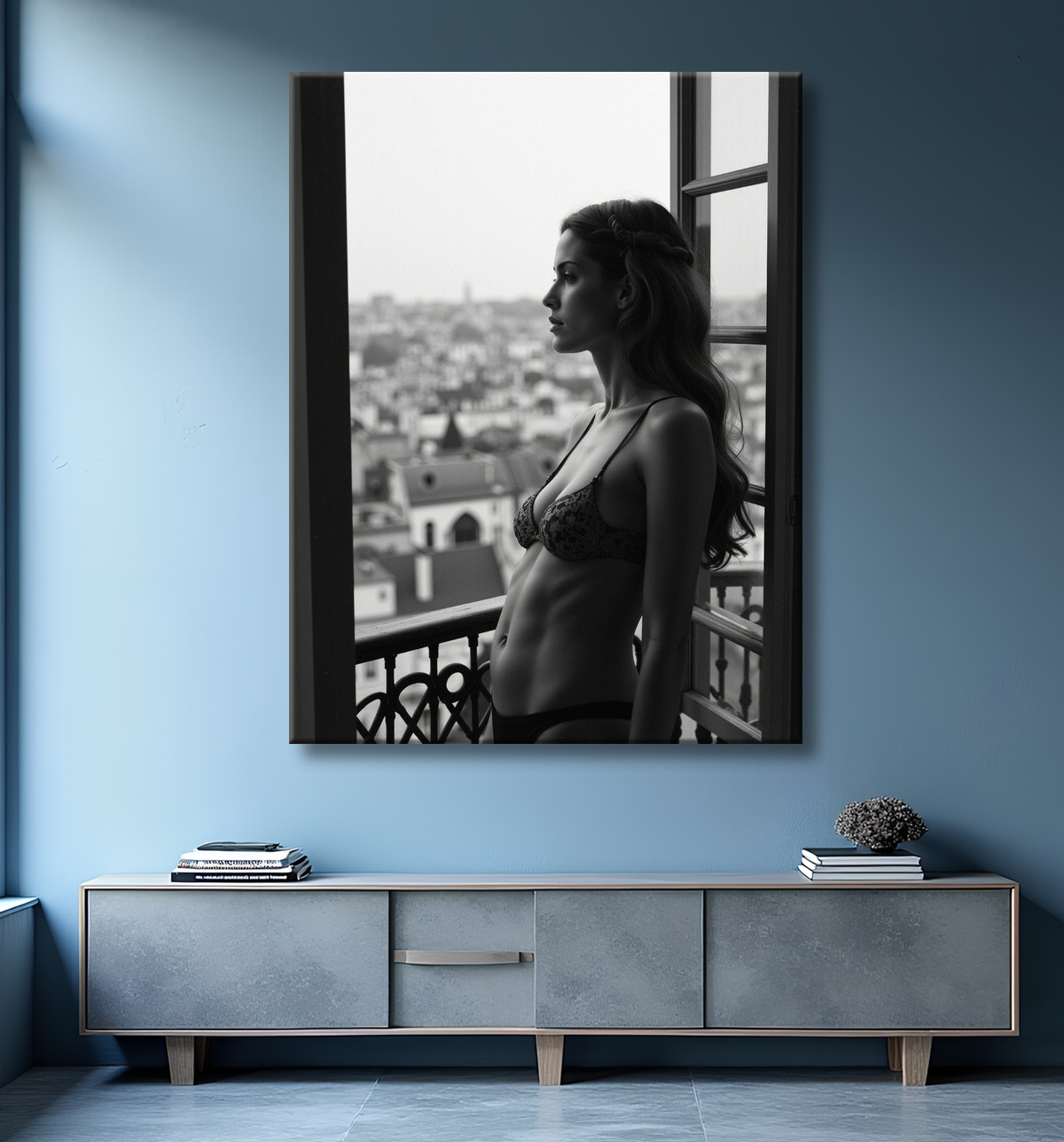 Femme au balcon – tableau noir et blanc intimiste avec decor