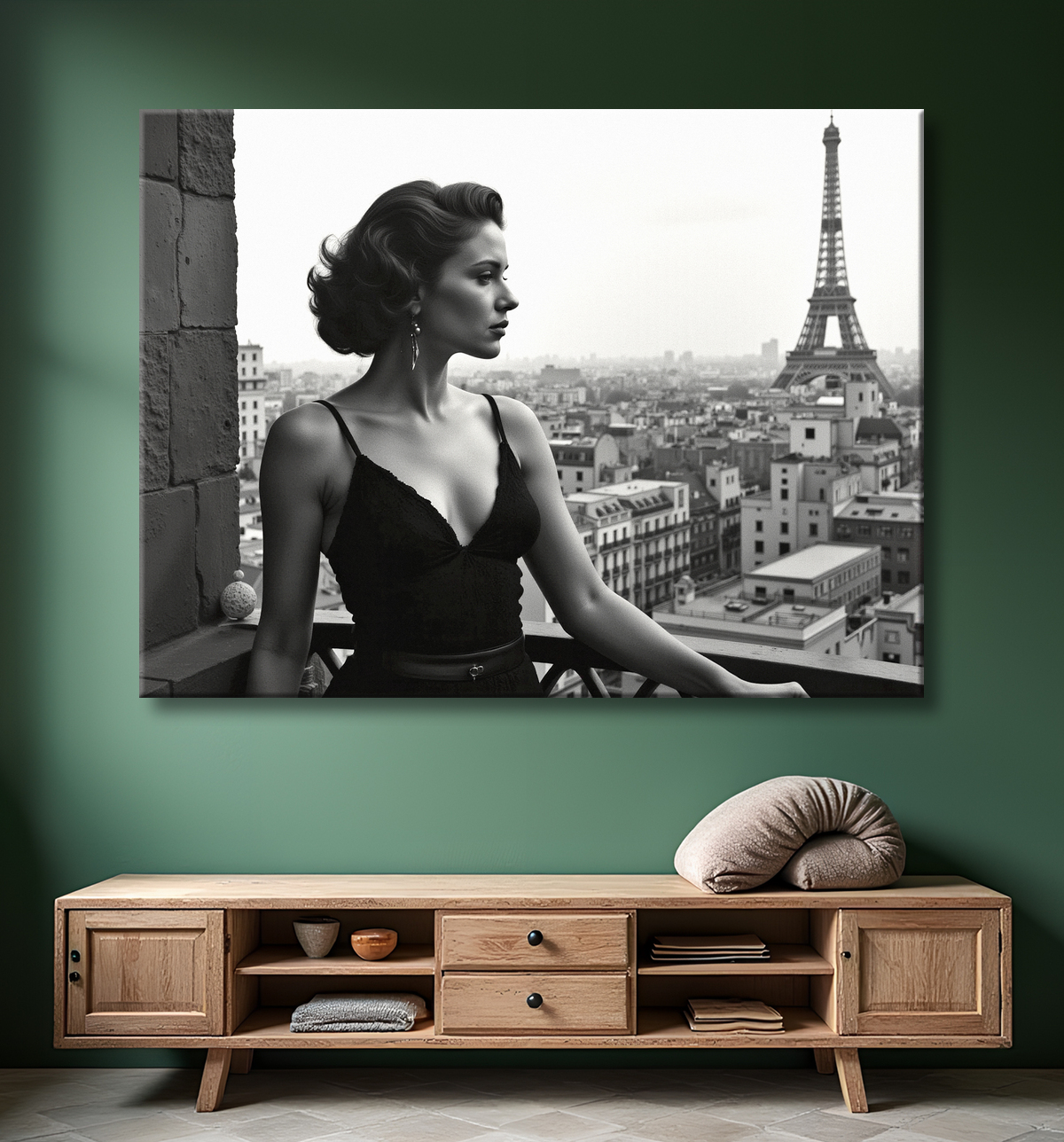 Femme au balcon – tableau noir et blanc intimiste avec decor