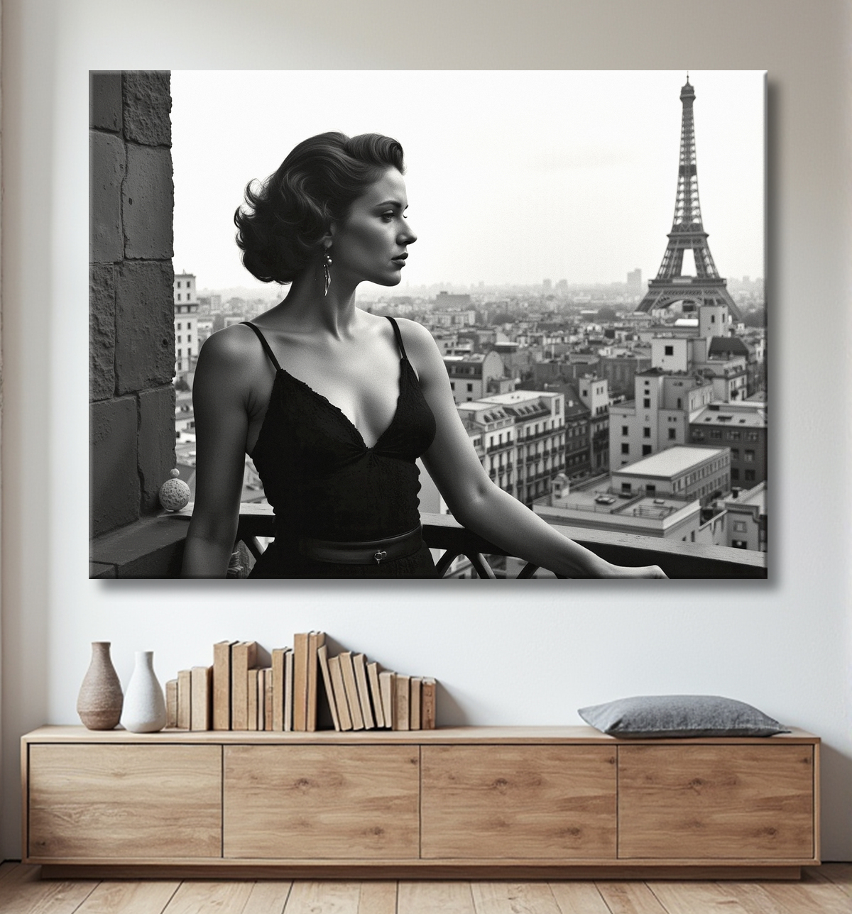 Tableau noir et blanc d'une femme en lingerie, observant Paris depuis un balcon. Une scène sobre et élégante, à l’esthétique intimiste avec vue sur la capitale.