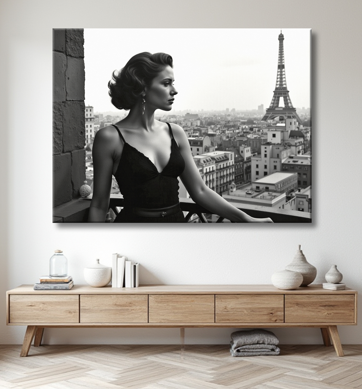 Femme au balcon – tableau noir et blanc intimiste avec decor