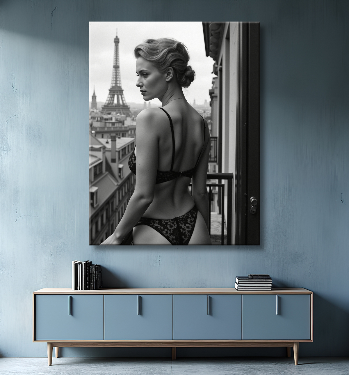 Femme au balcon – tableau noir et blanc intimiste avec decor