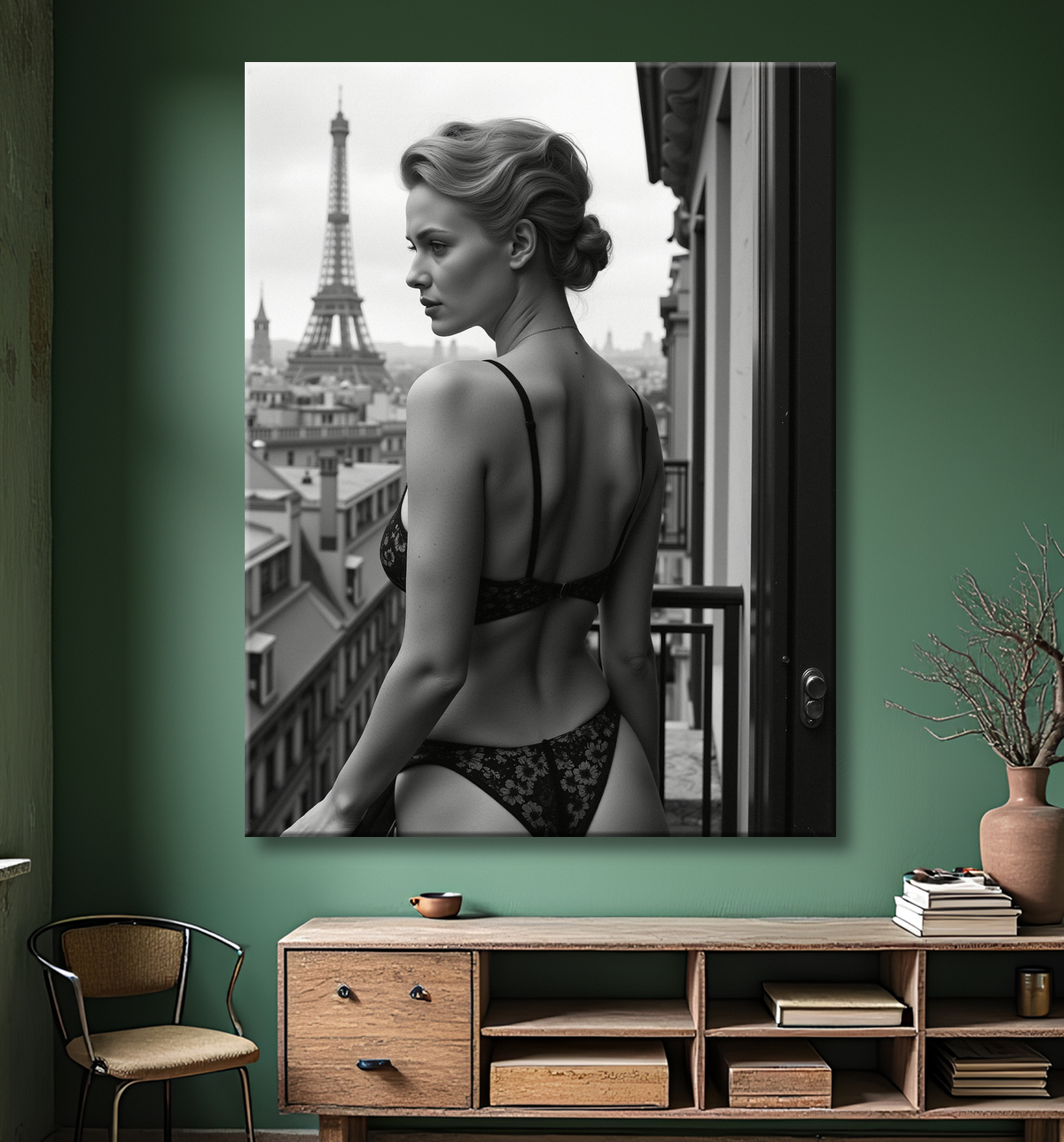 Femme au balcon – tableau noir et blanc intimiste avec decor