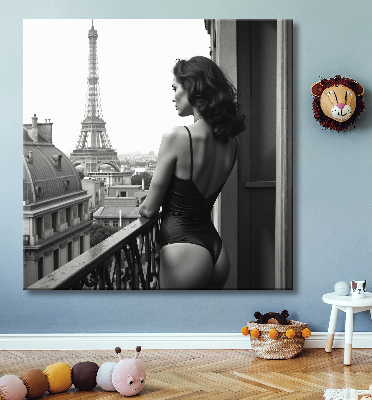 Femme au balcon – tableau noir et blanc intimiste avec decor