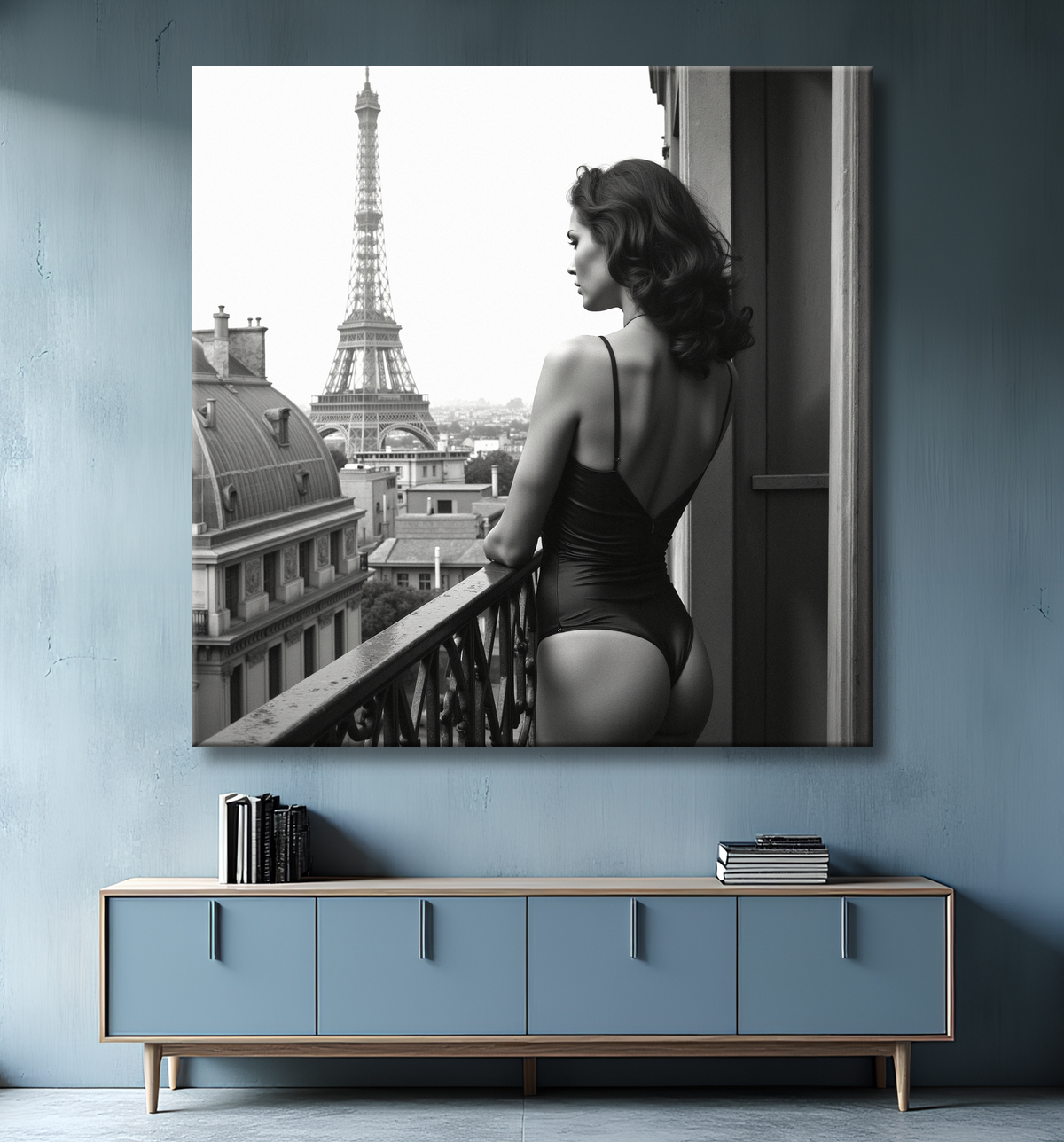 Femme au balcon – tableau noir et blanc intimiste avec decor