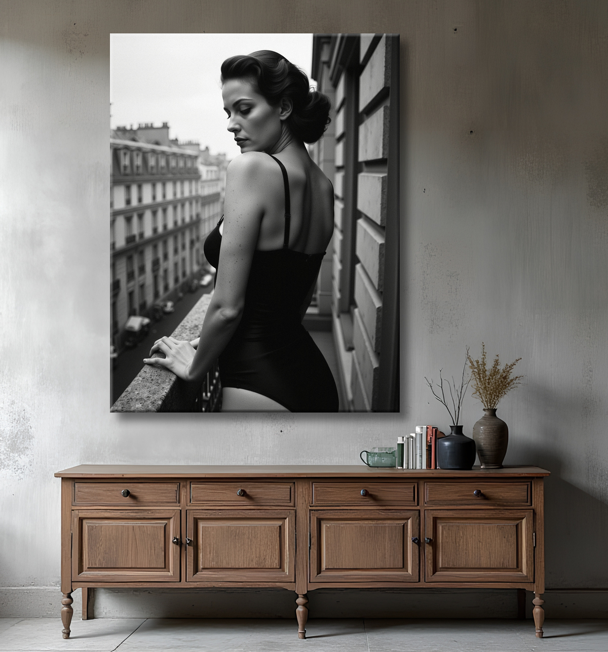 Femme au balcon – tableau noir et blanc intimiste avec decor