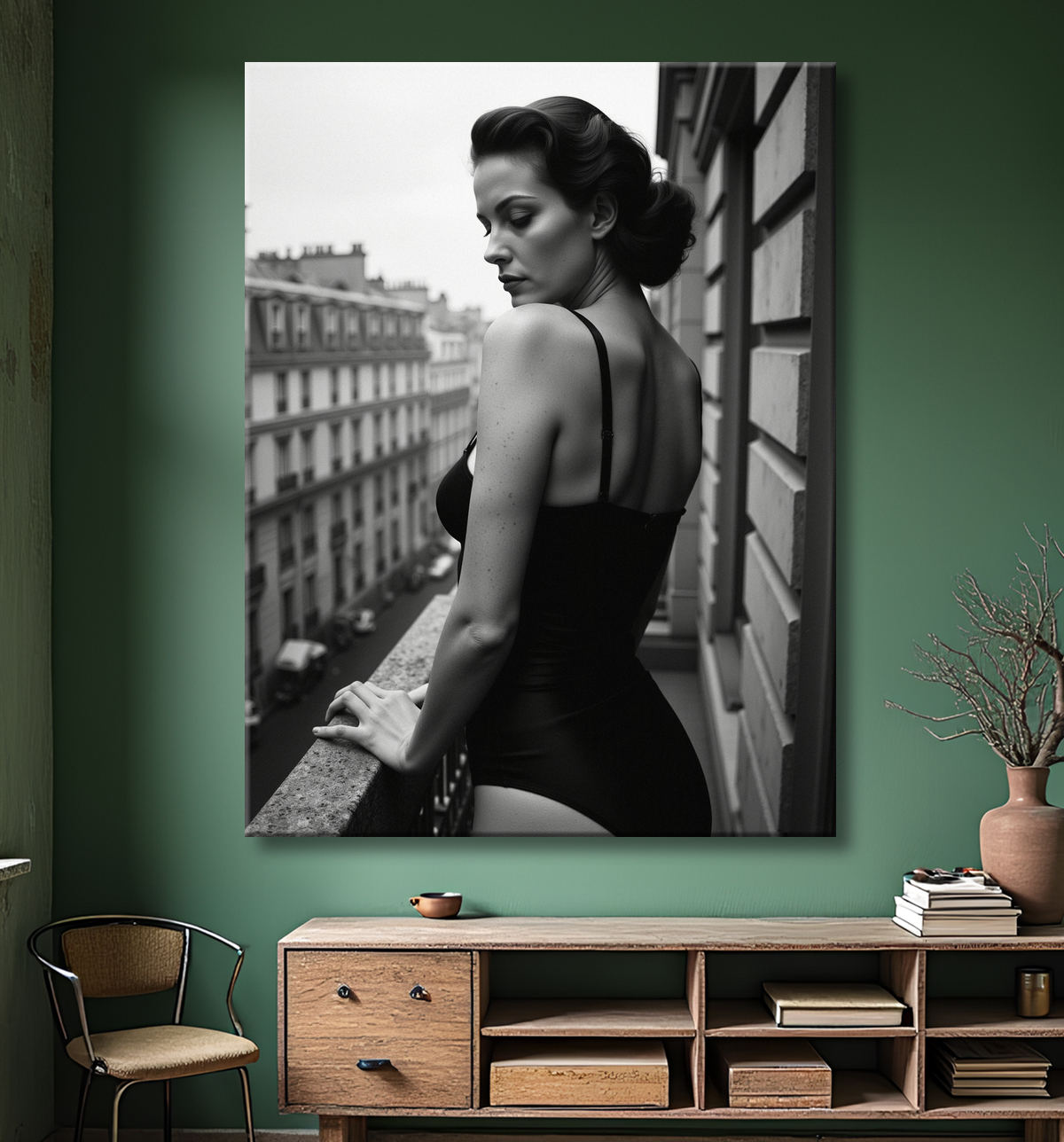 Femme au balcon – tableau noir et blanc intimiste avec decor