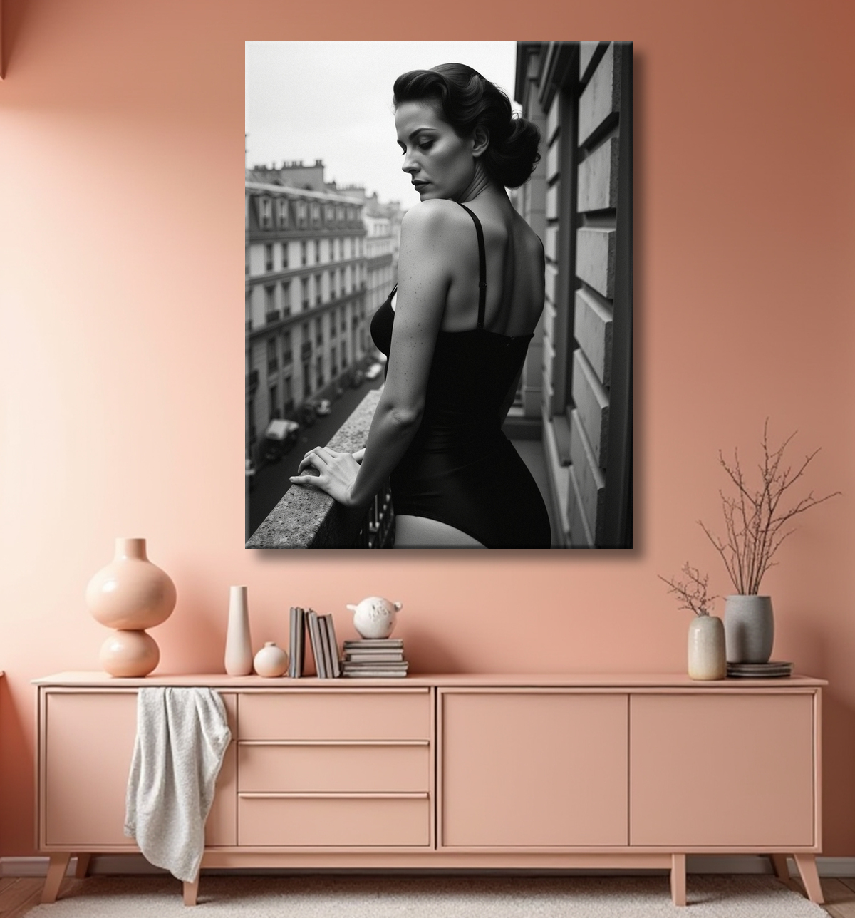 Femme au balcon – tableau noir et blanc intimiste avec decor