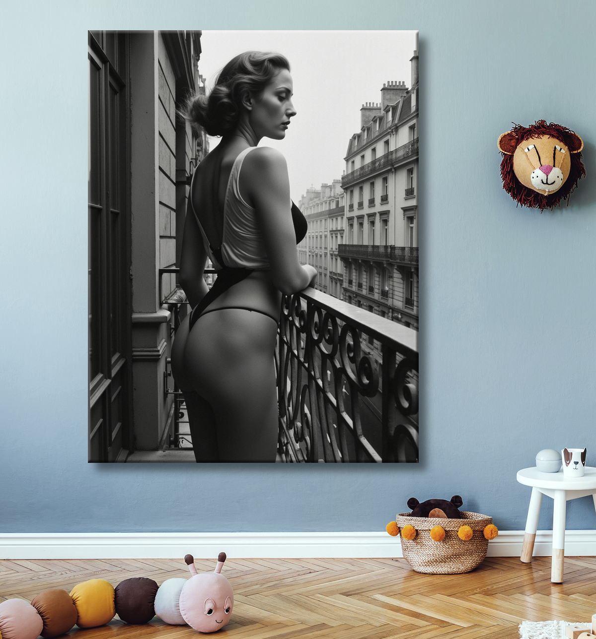 Femme au balcon – tableau noir et blanc intimiste avec decor