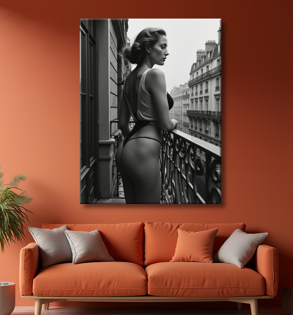 Femme au balcon – tableau noir et blanc intimiste avec decor