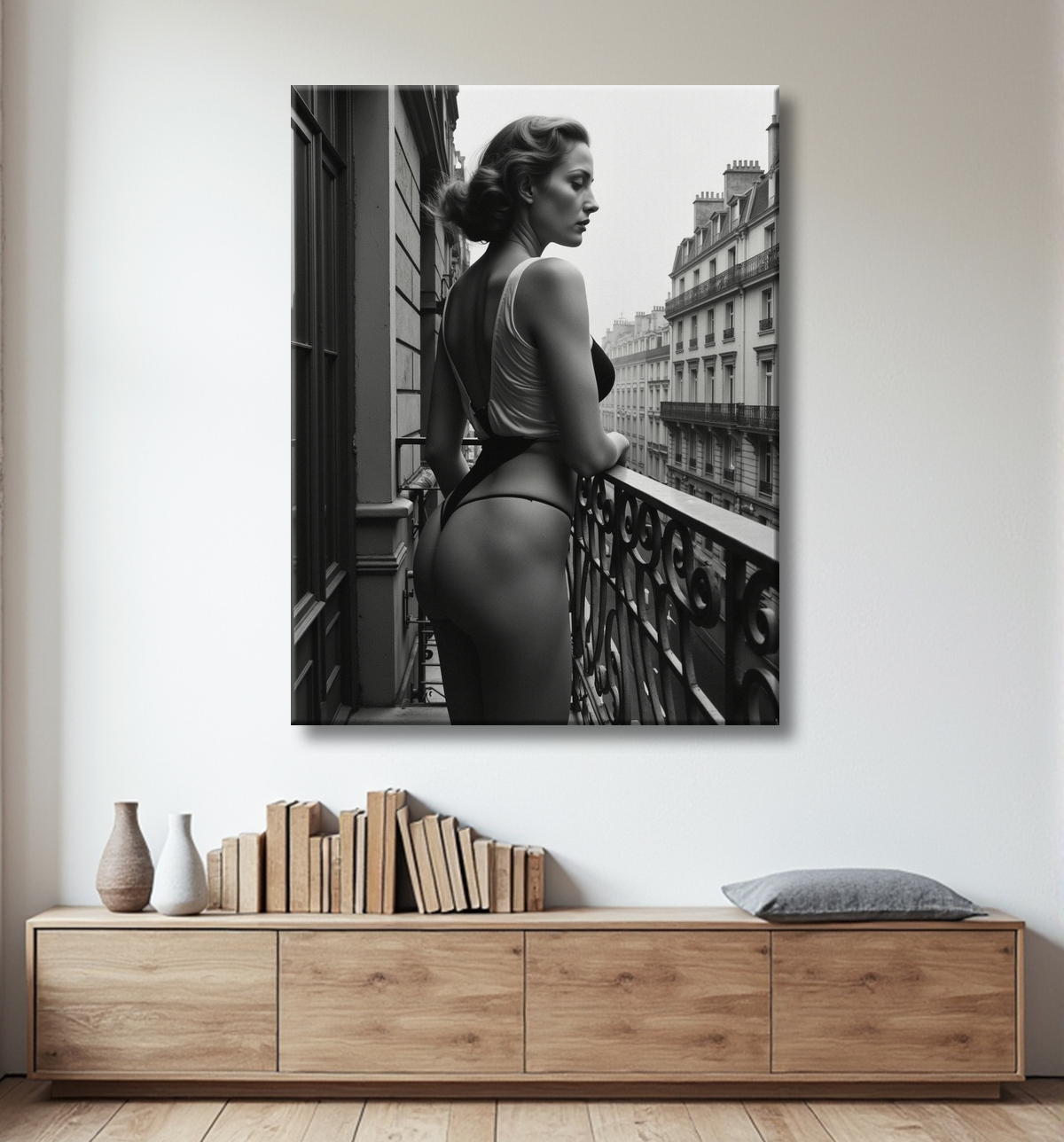 Femme au balcon – tableau noir et blanc intimiste avec decor