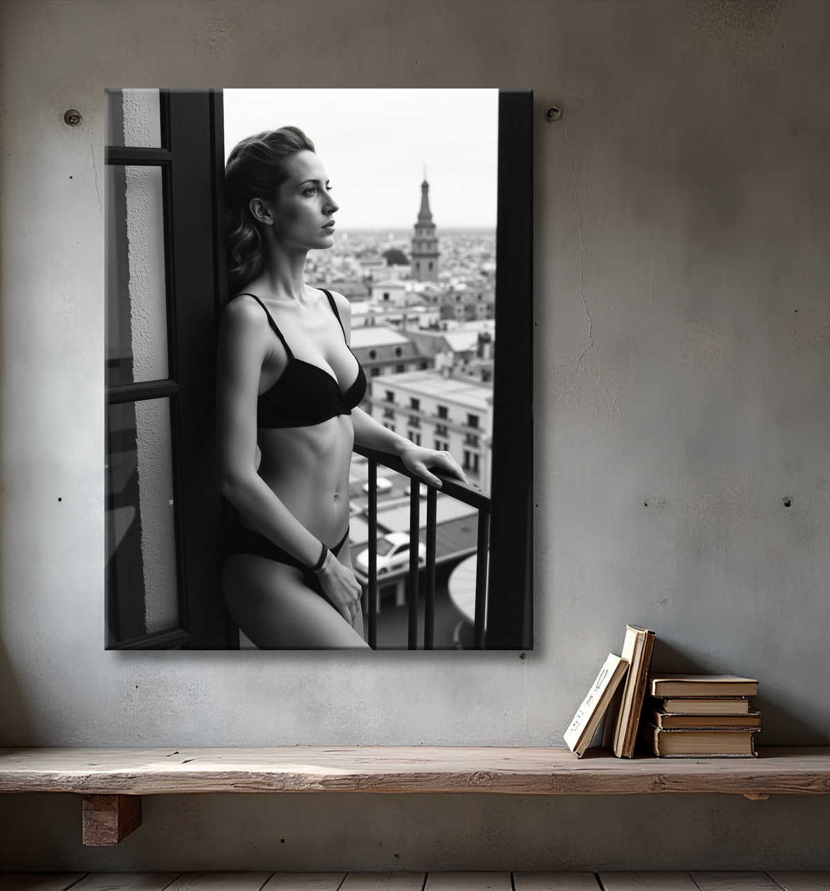 Femme au balcon – tableau noir et blanc intimiste avec decor
