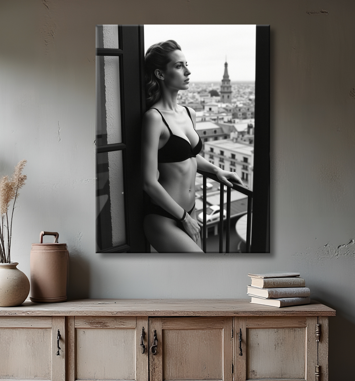Femme au balcon – tableau noir et blanc intimiste avec decor