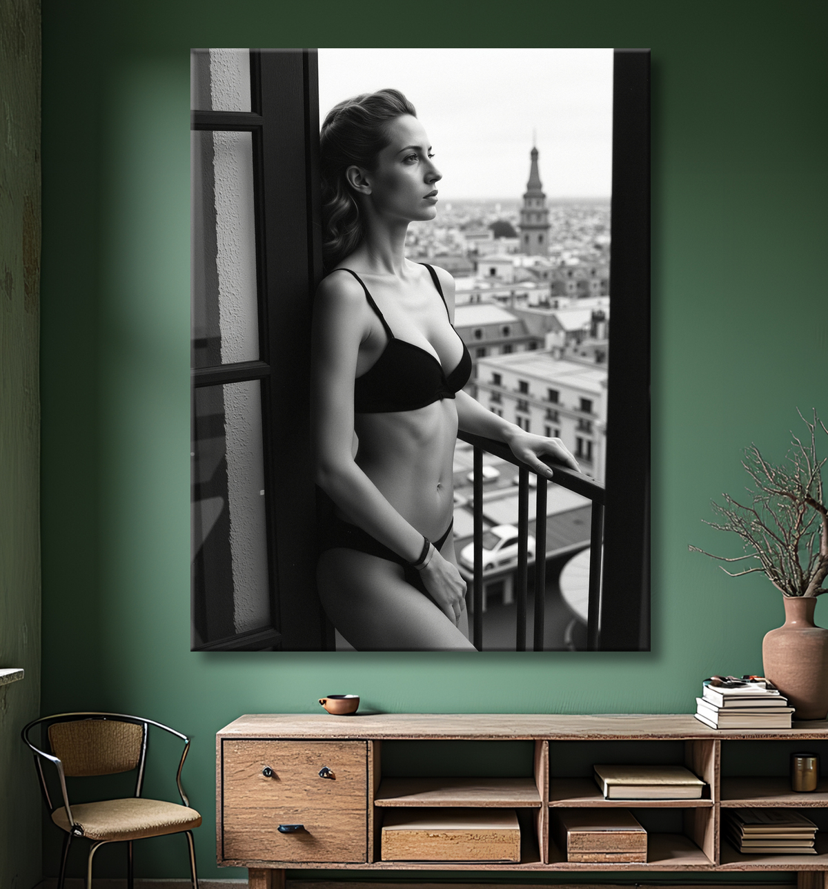 Femme au balcon – tableau noir et blanc intimiste avec decor