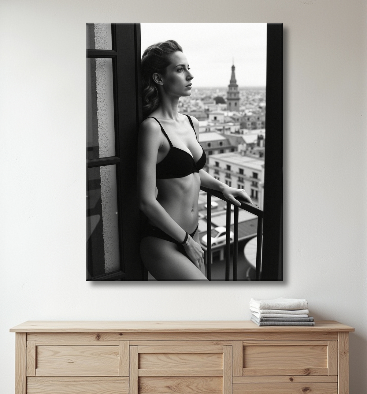 Femme au balcon – tableau noir et blanc intimiste avec decor