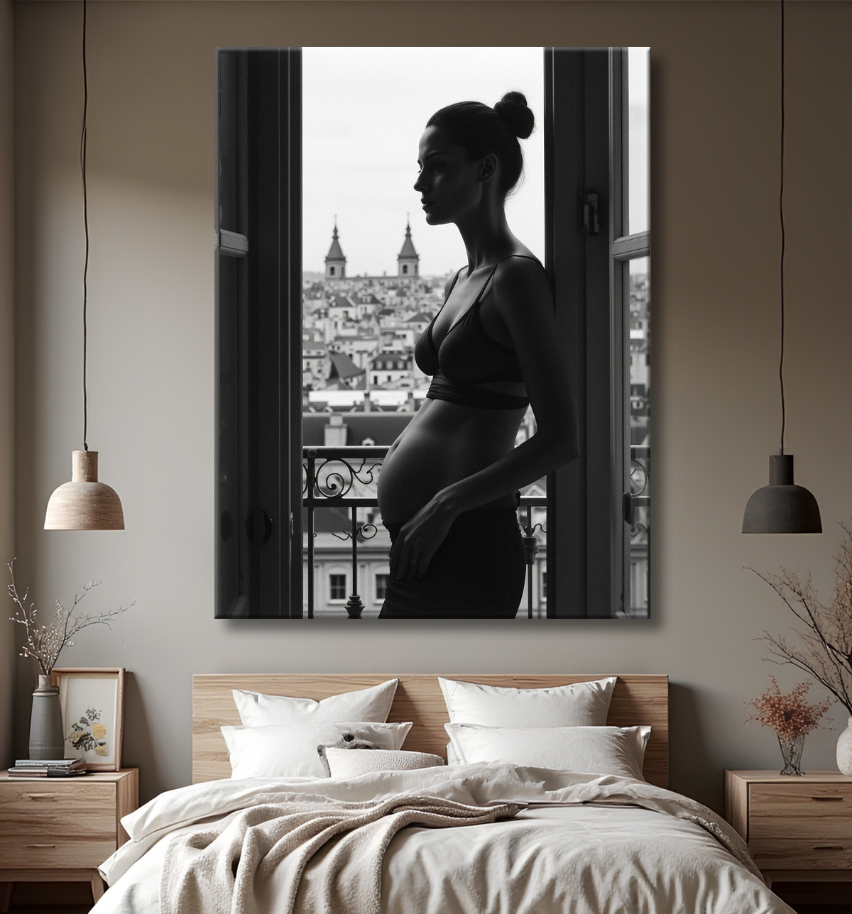 Femme au balcon – tableau noir et blanc intimiste avec decor