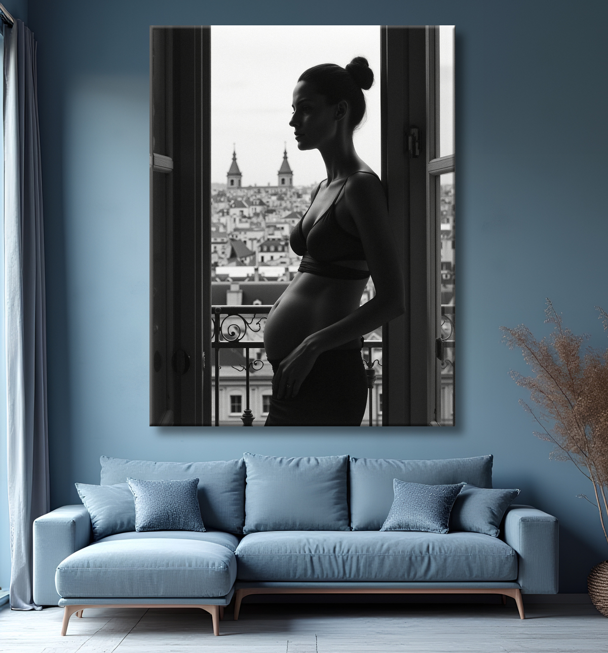 Femme au balcon – tableau noir et blanc intimiste avec decor