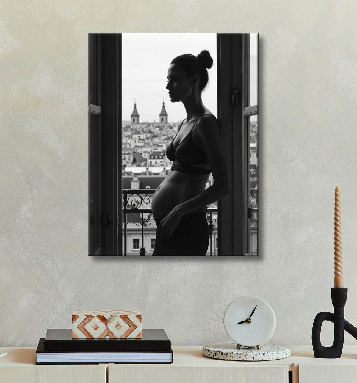 Femme au balcon – tableau noir et blanc intimiste avec decor