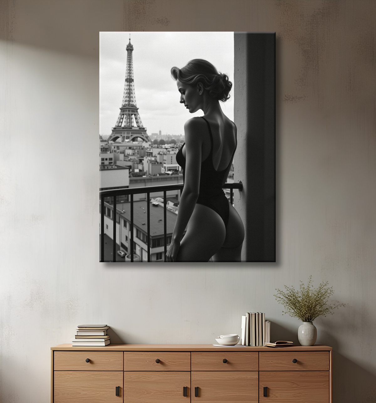 Femme au balcon – tableau noir et blanc intimiste avec decor