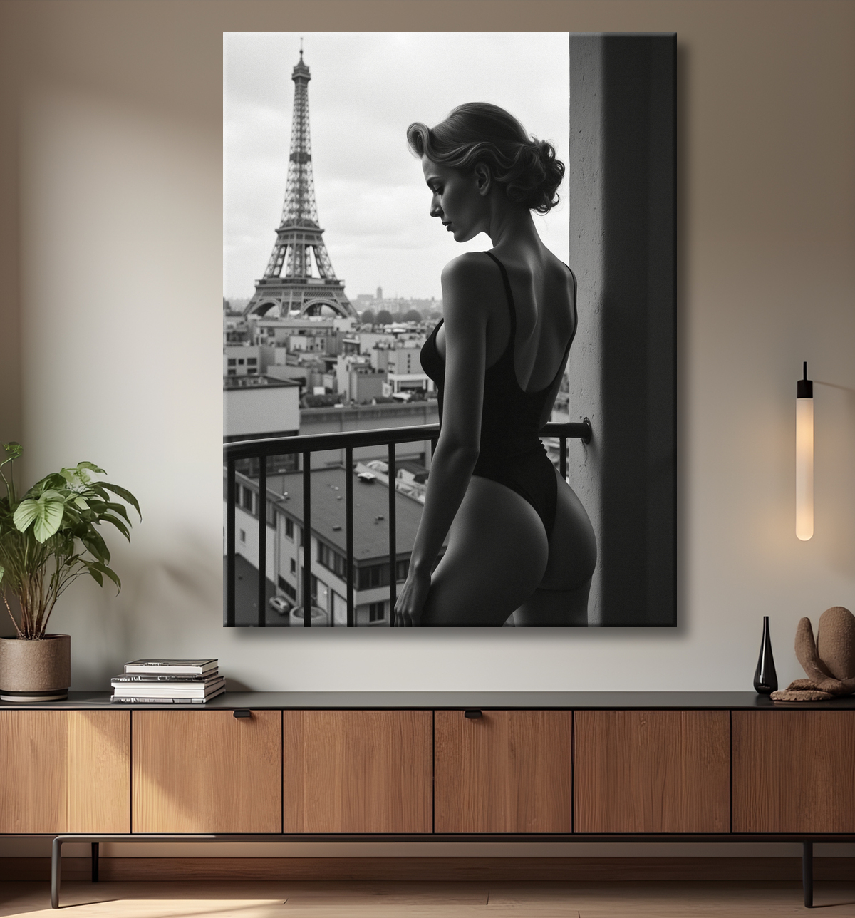 Femme au balcon – tableau noir et blanc intimiste avec decor