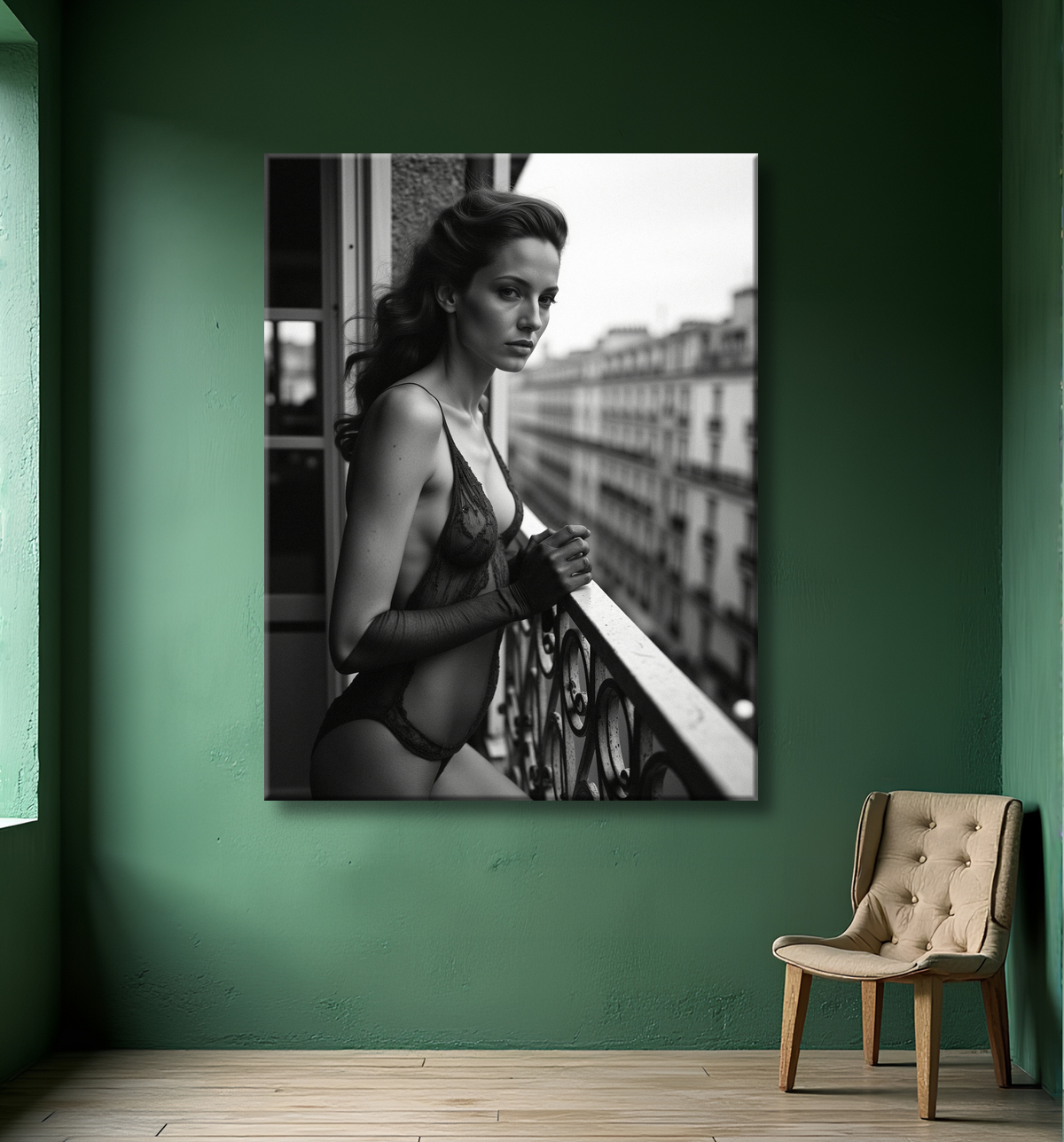 Femme au balcon – tableau noir et blanc intimiste avec decor