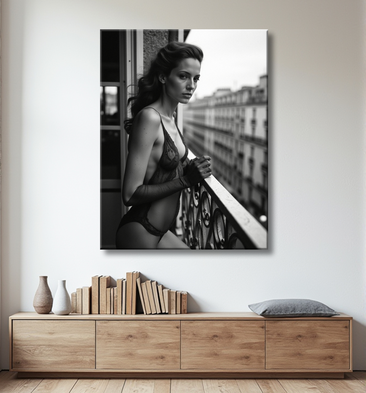 Femme au balcon – tableau noir et blanc intimiste avec decor
