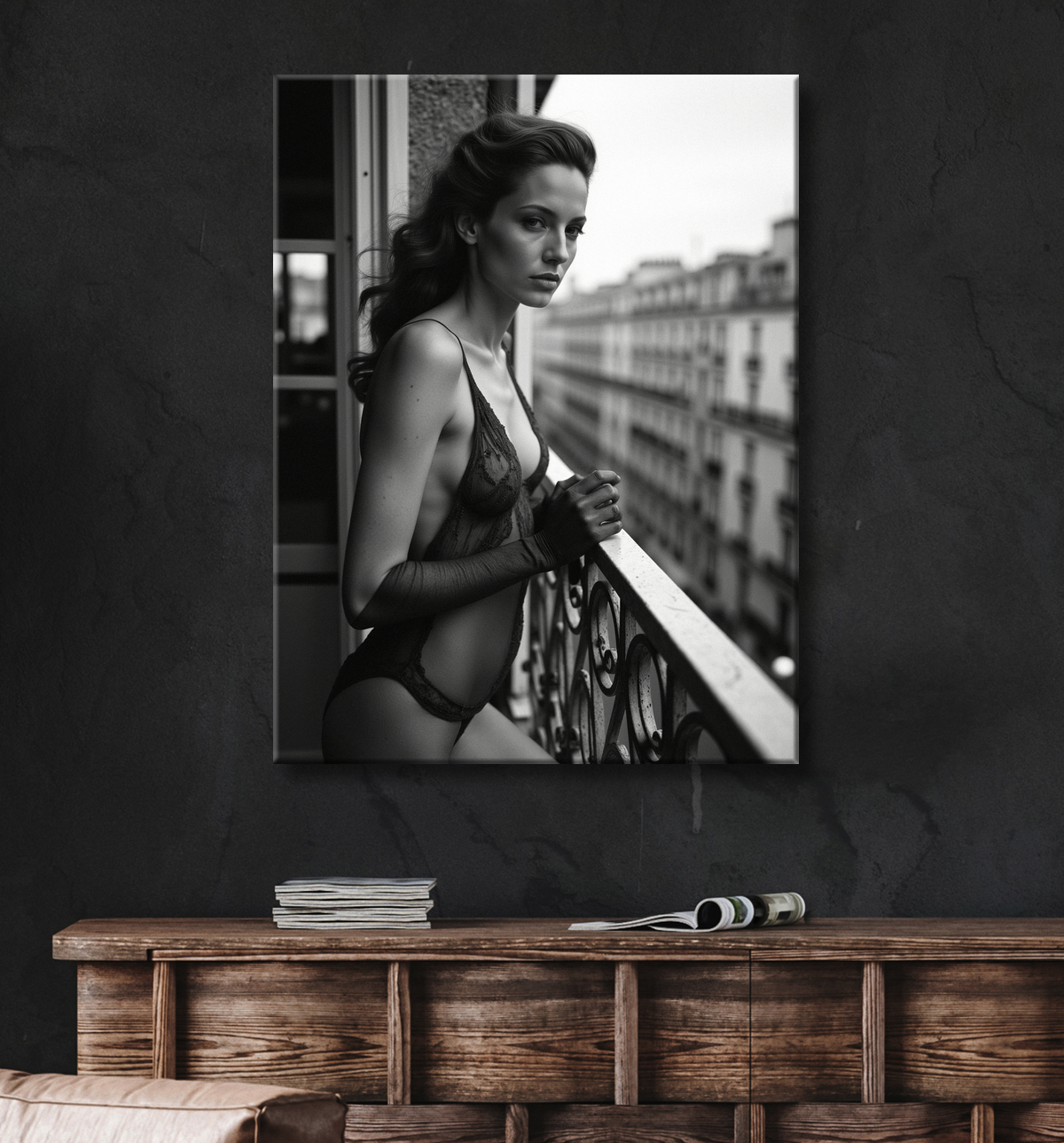 Femme au balcon – tableau noir et blanc intimiste avec decor