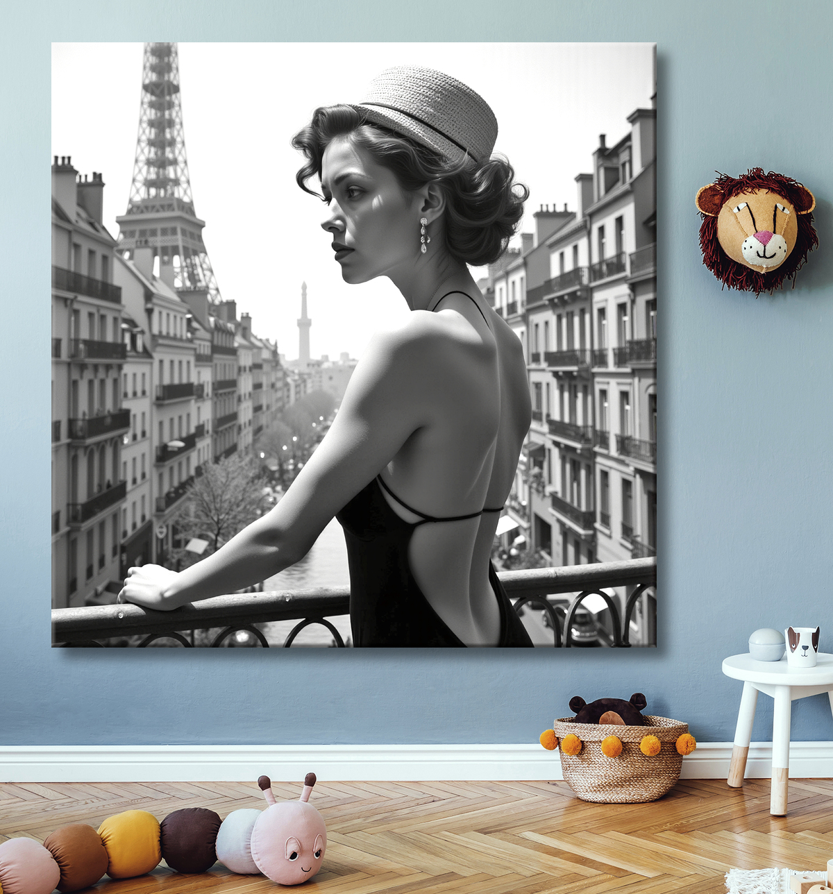 Femme au balcon – tableau noir et blanc intimiste avec decor