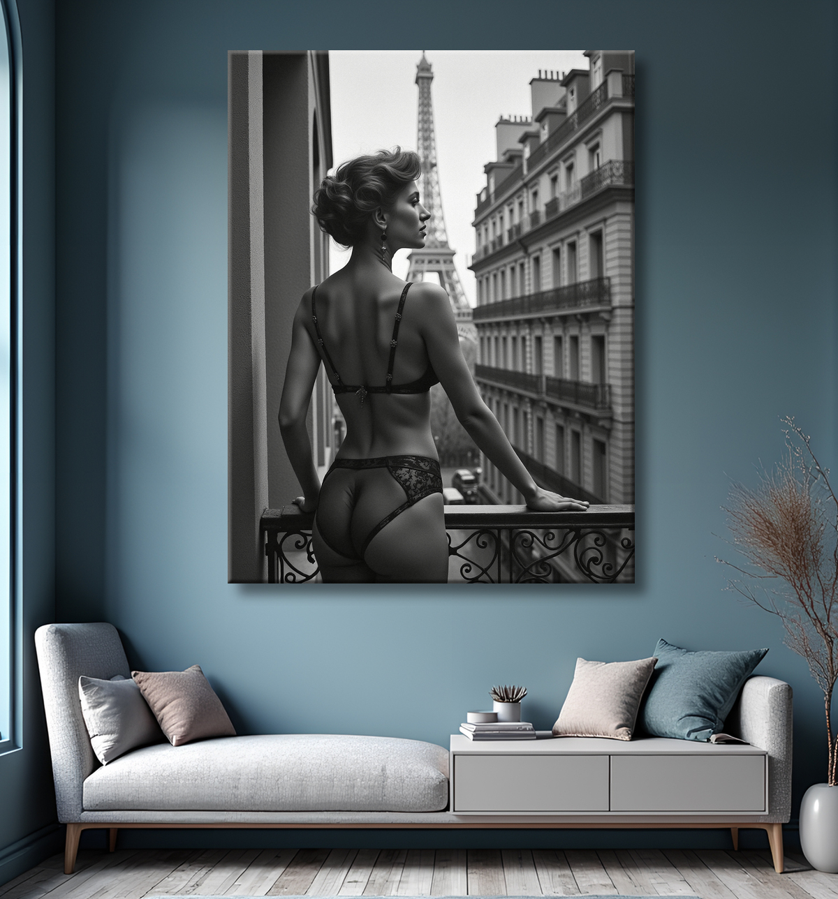 Femme au balcon – tableau noir et blanc intimiste avec decor