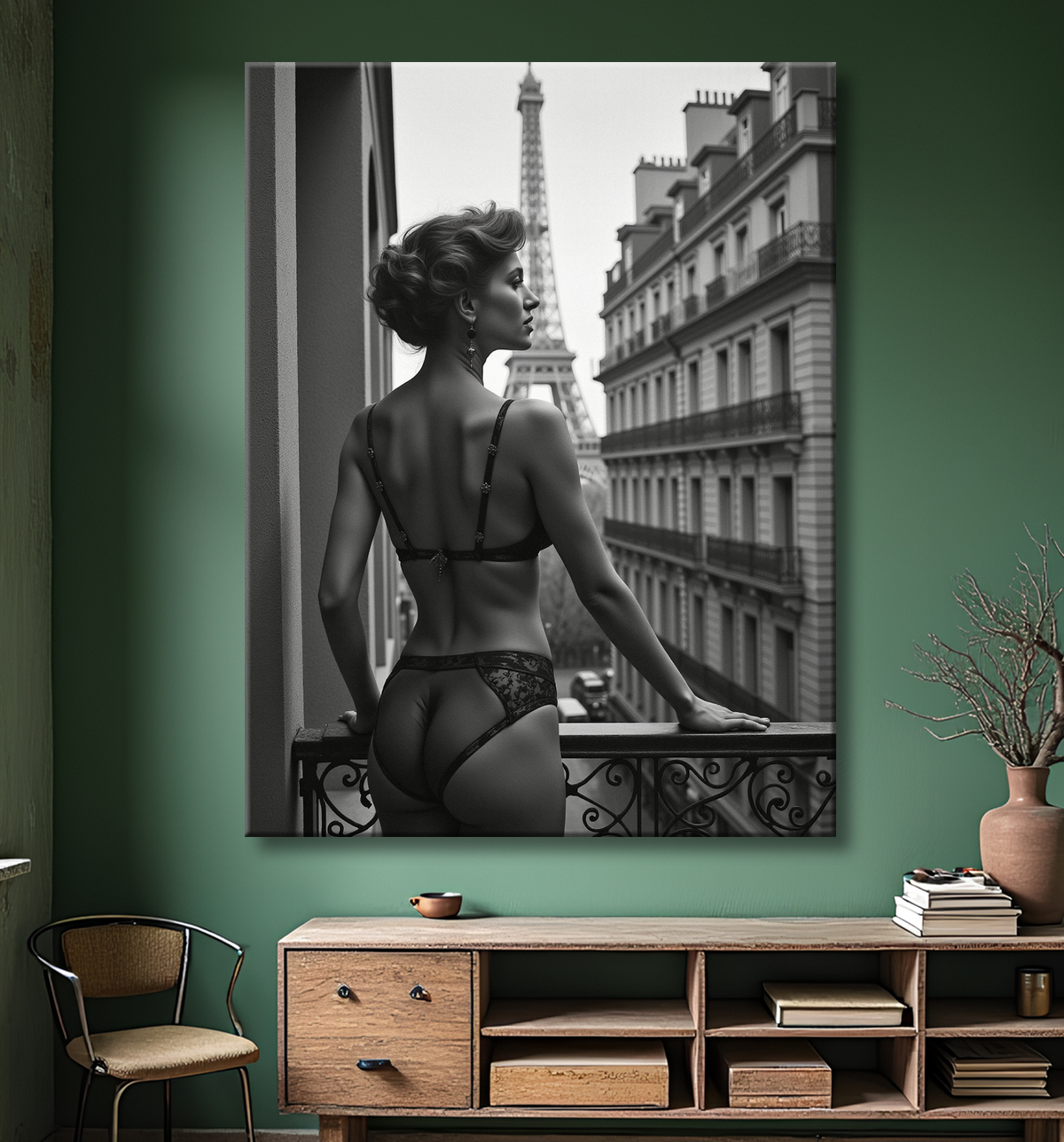 Femme au balcon – tableau noir et blanc intimiste avec decor