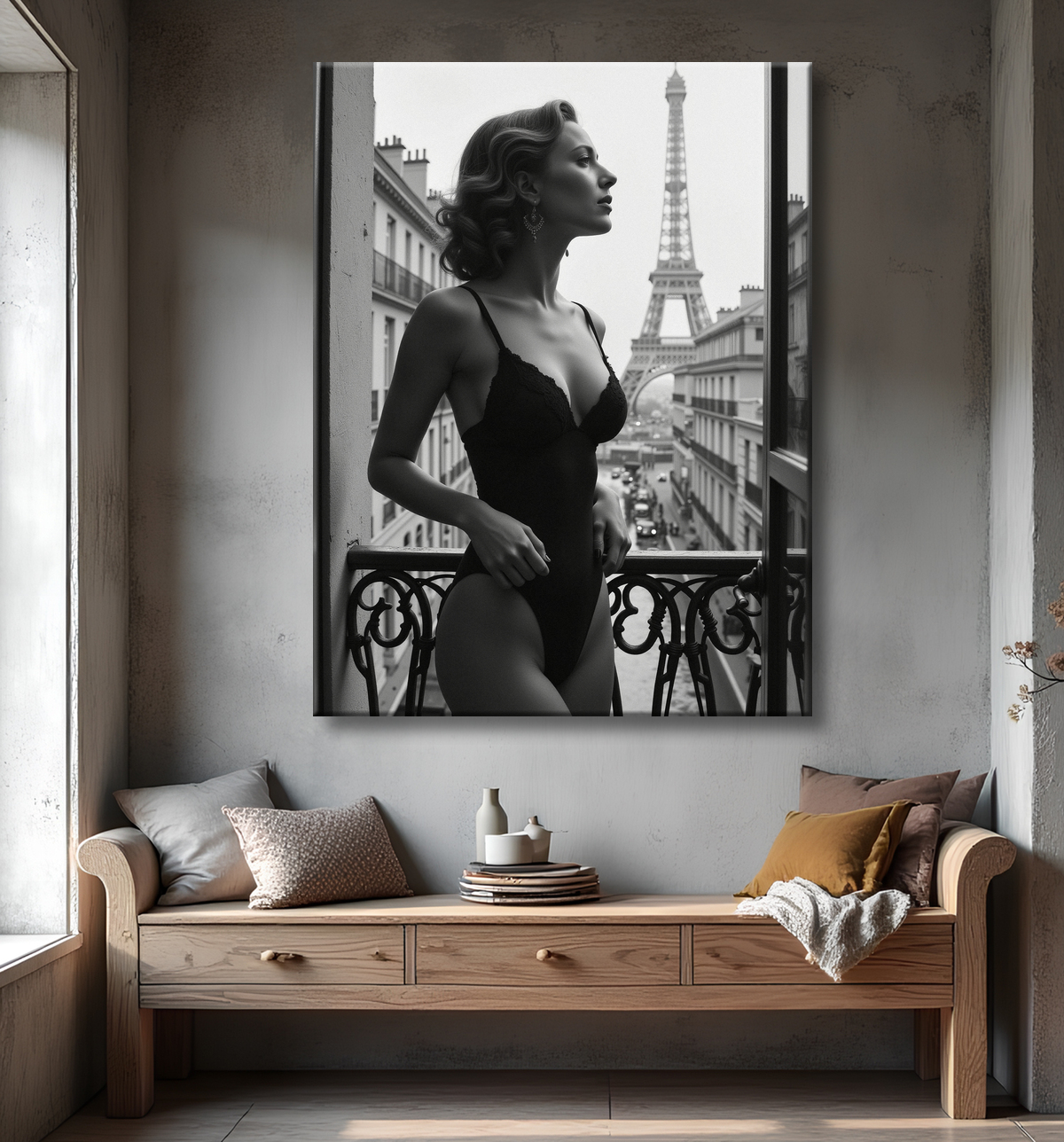 Femme au balcon – tableau noir et blanc intimiste avec decor