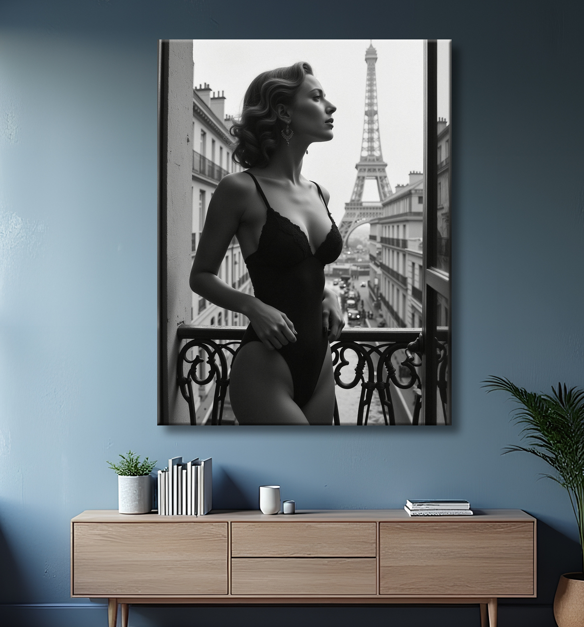 Femme au balcon – tableau noir et blanc intimiste avec decor
