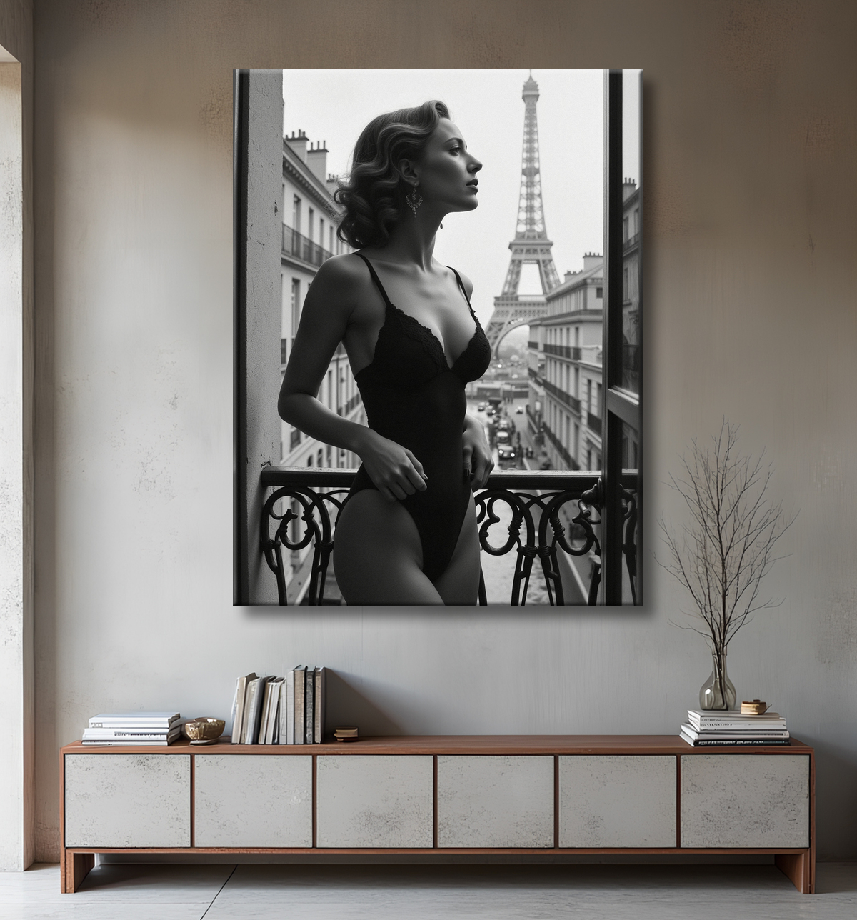 Femme au balcon – tableau noir et blanc intimiste avec decor