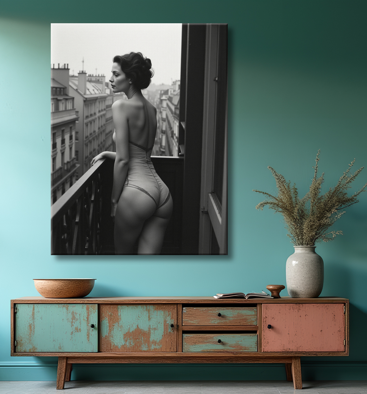 Femme au balcon – tableau noir et blanc intimiste avec decor