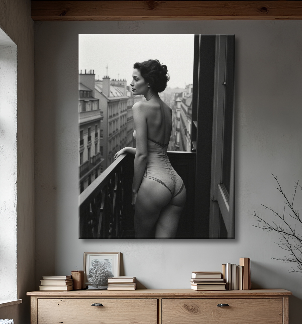 Femme au balcon – tableau noir et blanc intimiste avec decor