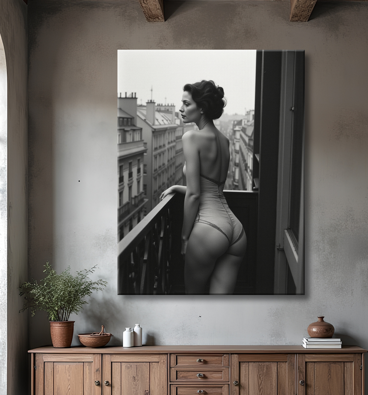 Femme au balcon – tableau noir et blanc intimiste avec decor