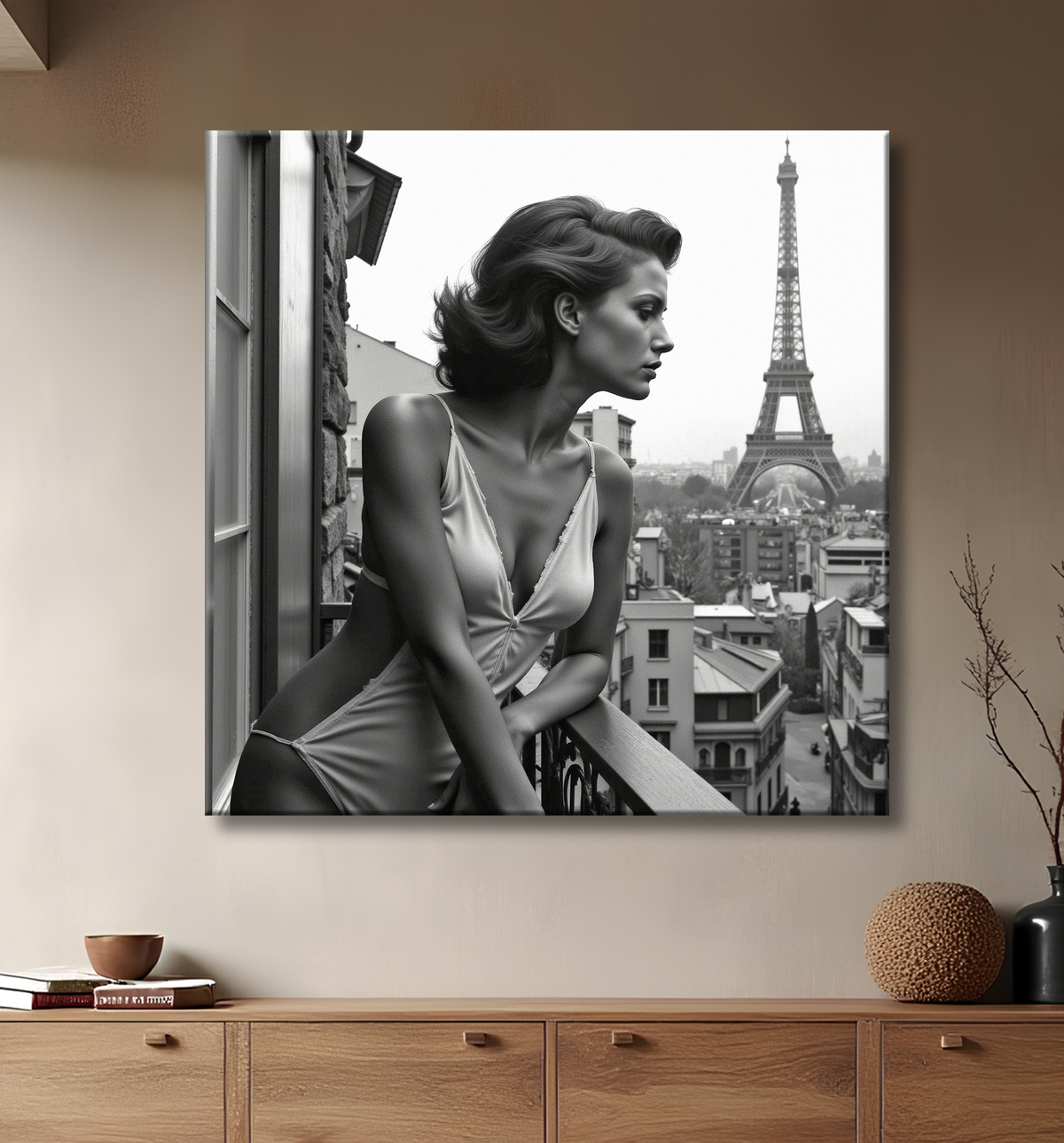 Femme au balcon – tableau noir et blanc intimiste avec decor