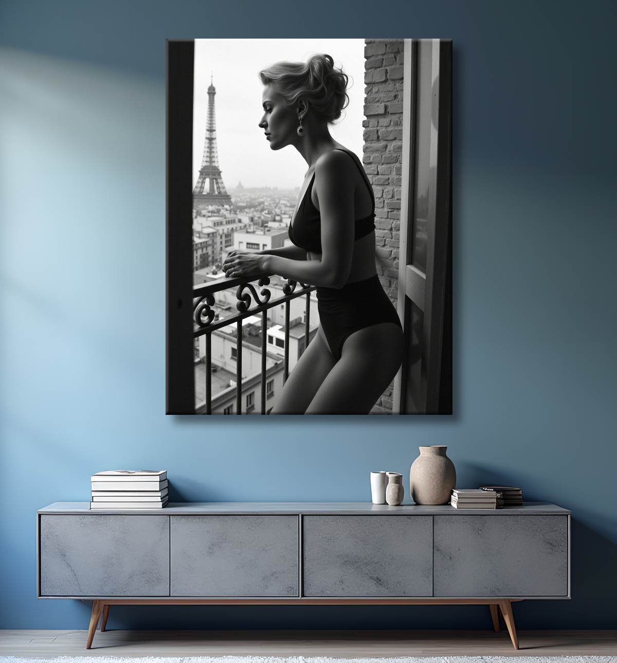 Femme au balcon – tableau noir et blanc intimiste avec decor