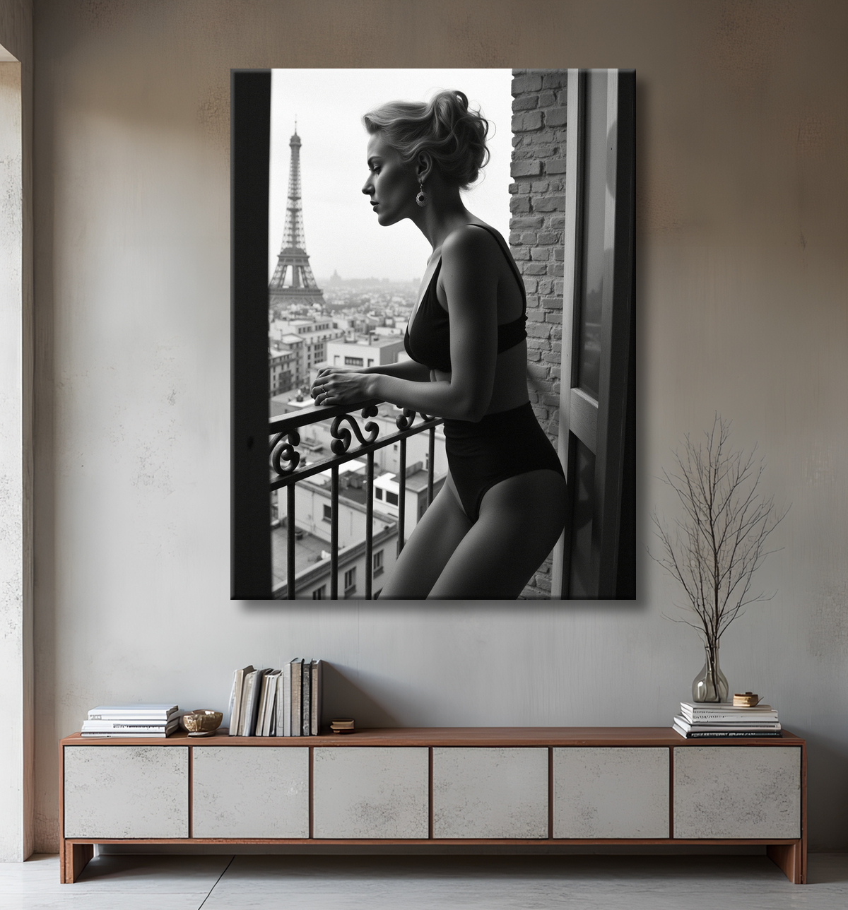 Femme au balcon – tableau noir et blanc intimiste avec decor
