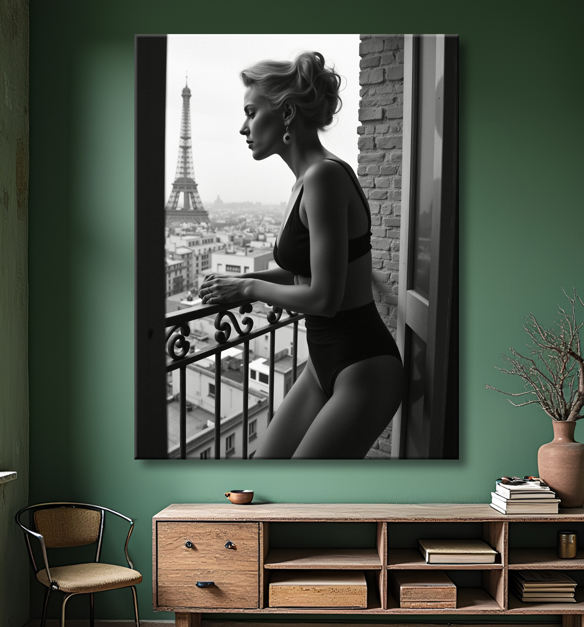Femme au balcon – tableau noir et blanc intimiste avec decor