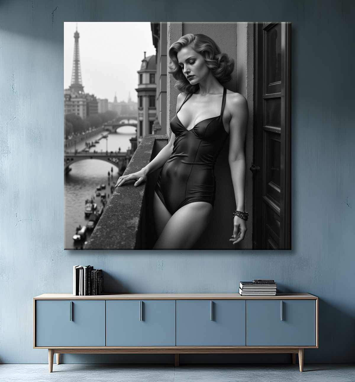 Femme au balcon – tableau noir et blanc intimiste avec decor