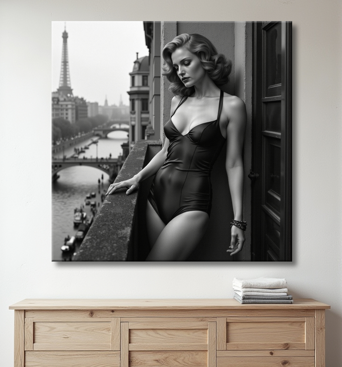 Femme au balcon – tableau noir et blanc intimiste avec decor